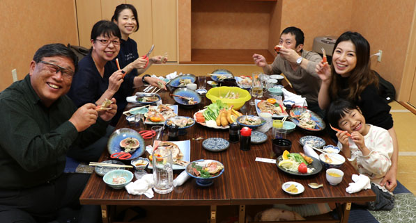 お食事部屋にてお客様のお写真頂きました。｜福井・温泉民宿｜浜茄子 - はまなす -｜越前がに・活魚料理・お食事・越前海岸・ペット同伴